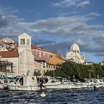 Апартаменты My Adriatic With Private Garden And Garage Шибеник