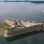 My Adriatic With Private Garden And Garage Апартаменты Шибеник