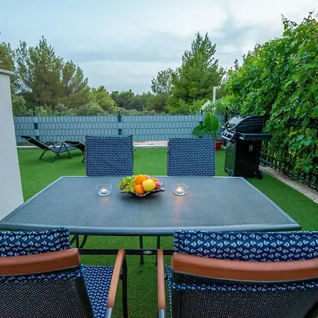 Apartment My Adriatic With Private Garden And Garage Sibenik