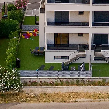 My Adriatic With Private Garden And Garage アパート シベニク